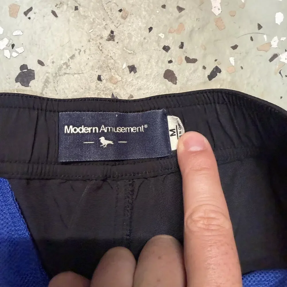 MODERN AMUSEMENT Men Black Shorts Size Medium
